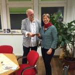 Koordinatorin Martina Rubarth freut sich über die Spende, übergeben von Wilfried Szuzies
